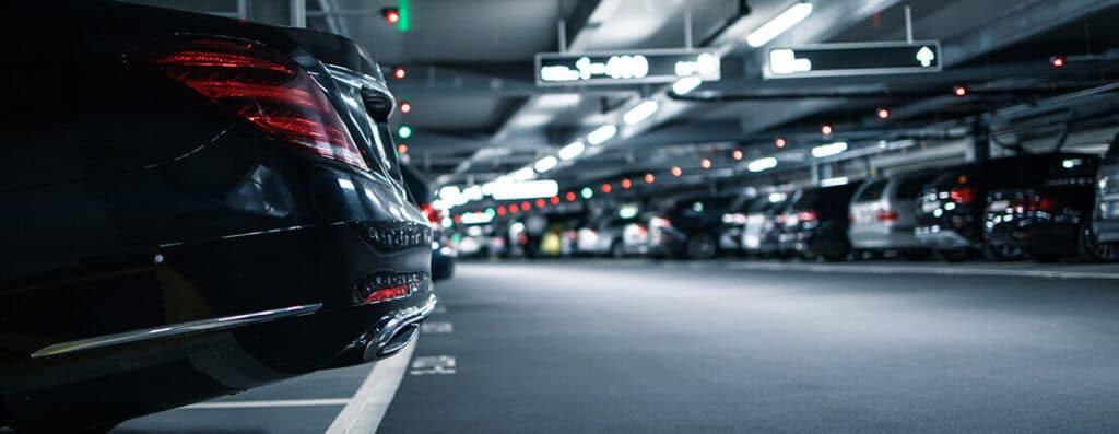 Carro preto estacionado