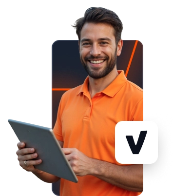 Imagem ilustrativa de um homem sorrindo segurando um tablet