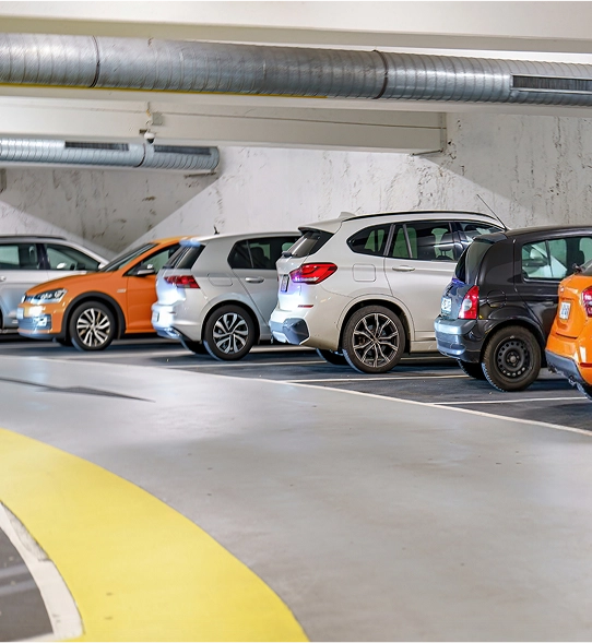 Imagem de um estacionamento coberto