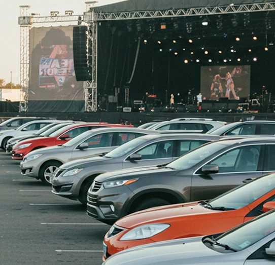 Imagem de um estacionamento de um show