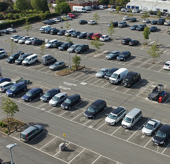 Imagem de um estacionamento de carros