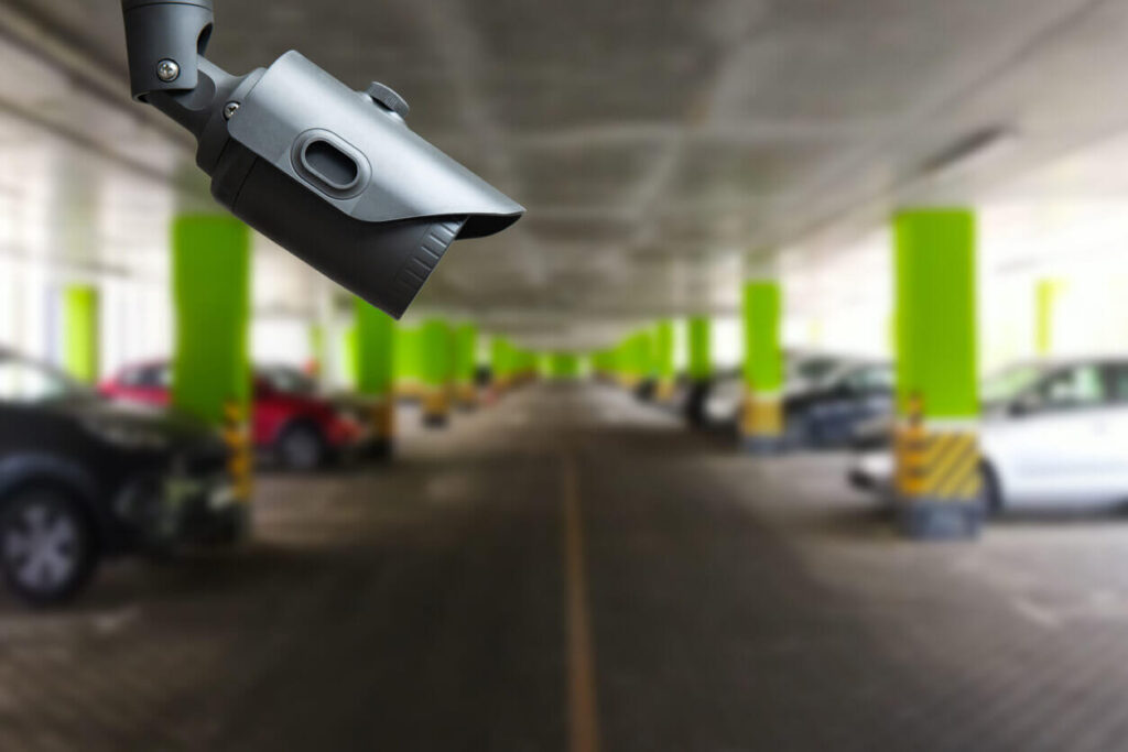 Câmera de monitoramento instalada em garagem para reforçar segurança e tecnologia antifraude em estacionamentos
