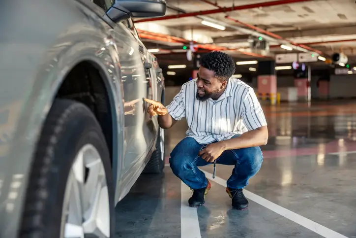 bati em estacionamento o que fazer